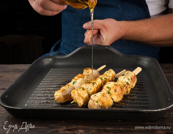 Фунчозу залить кипятком на 5 — 7 мин. За 5 минут до готовности шашлычки полить жидким медом.