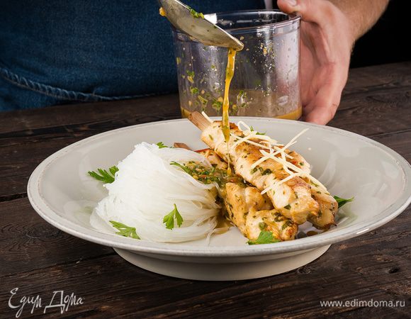 Сверху можно посыпать измельченной петрушкой и имбирем. Шашлычки выкладываем на тарелку вместе с лапшой. Поливаем оставшимся соусом. 