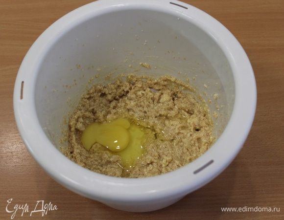 Взбить мягкое сливочное масло с сахаром около 3-х минут, добавить по одному яйца, снова взбить.