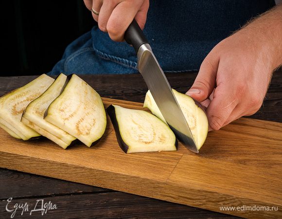 Духовку предварительно разогреть до 200 °С. У баклажанов удалить плодоножки и разрезать каждый вдоль на восемь частей. Уложить в противень срезами вверх, сбрызнуть арахисовым маслом, посолить и поперчить. Отправить в разогретую духовку на 20 минут, затем остудить и нарезать кубиками.
