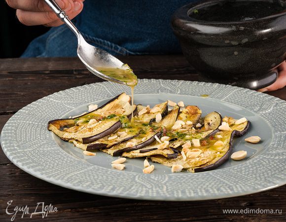 Баклажаны заправить, добавить орехи и перемешать. Подавать, присыпав остальными орехами.