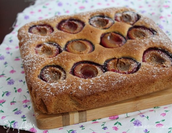 Выпекать в разогретой духовке при 180°С 40 — 45 минут.
Дайте пирогу слегка остыть, затем выньте его из формы.