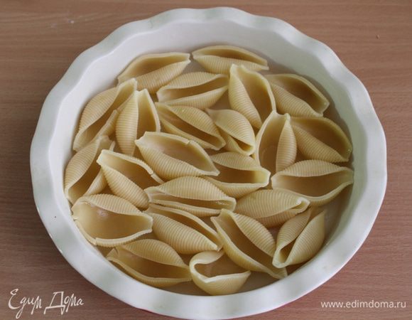 Макароны отварить до полуготовности, указанной на упаковке, выложить в форму.