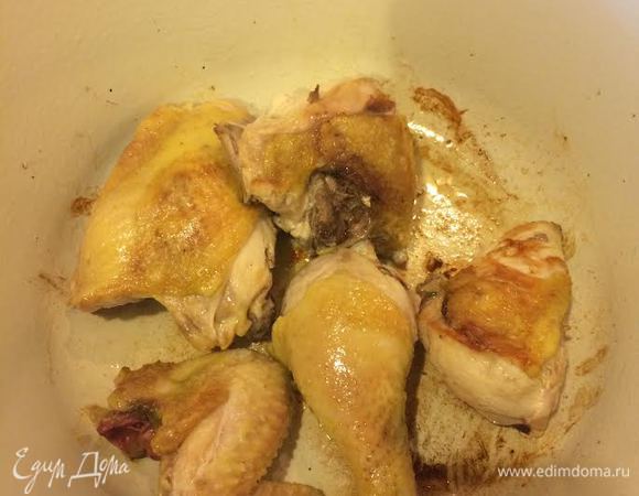 В кастрюле с толстым дном нагреть 1 ст. л.  оливкового масла и обжарить курицу со всех сторон (5-10 минут). Достать и переложить курицу на тарелку.