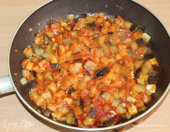 И тушим, добавляя немного воды, минут 15.
