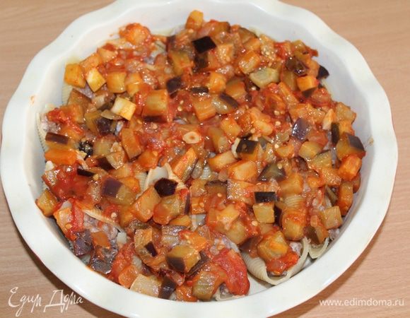 Выкладываем соус. 