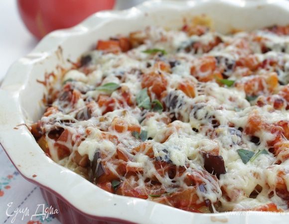 Ставим в духовку минут на 20 при 190°С, посыпаем сыром и оставляем в духовку еще минут на 5.