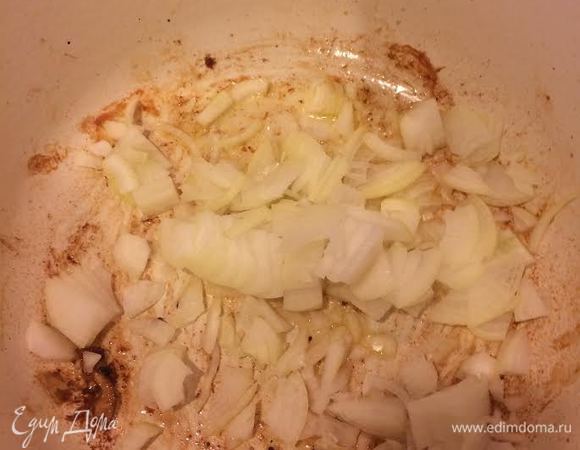 Уменьшить огонь, добавить в кастрюлю уксус и перемешать с остатками масла. Затем добавьте оставшееся масло, лук и тушите до мягкости лука.