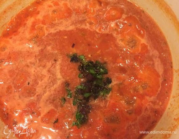 Помидоры очистить, измельчить в фуд-процессоре, добавить в кастрюлю. Добавить базилик, соль, перец, перемешать и довести до кипения.