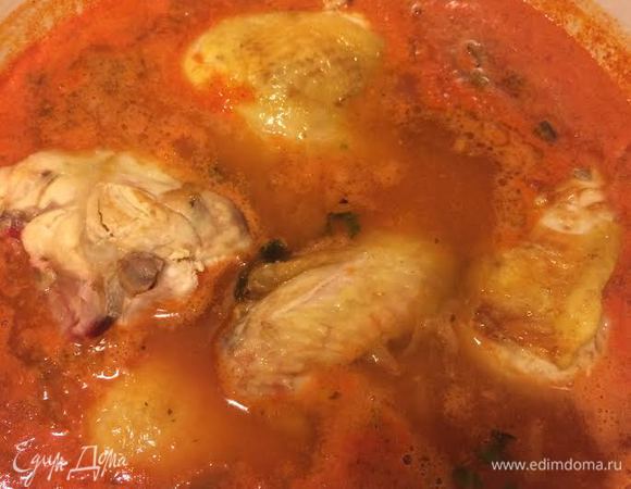 Добавить курицу, накрыть крышкой и тушить 25 минут.