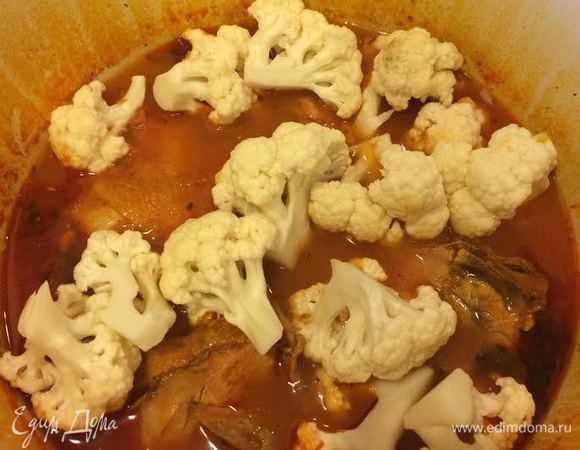 Добавить цветную капусту, аккуратно перемешать и тушить еще 15-20 минут (до готовности капусты).