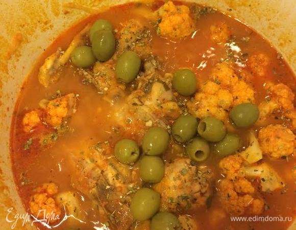 Добавить оливки, соль, перец, аккуратно перемешать и снять с огня.