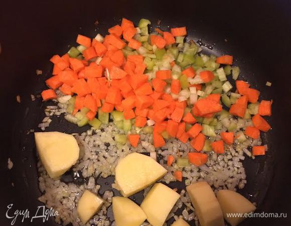Лук потушить до золотистого цвета, добавить морковь, сельдерей, болгарский, чеснок и картофель, тушить 3 — 4 минуты. Залить овощным бульоном и варить 10 минут.