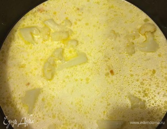 Добавить капусту в суп и варить 5 — 6 минут. Затем добавить сметану и, постоянно помешивая, довести суп до кипения.