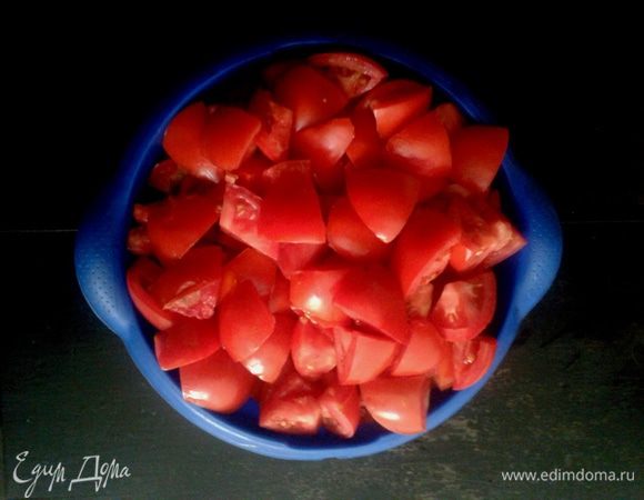 Помидоры помыть и  крупно нарезать.

