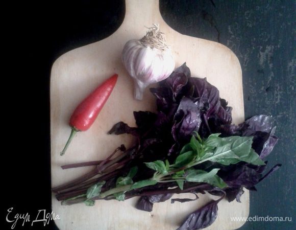 Чеснок, горький перец и базилик помыть, почистить и пюрировать погружной насадкой блендера, добавив масло.
