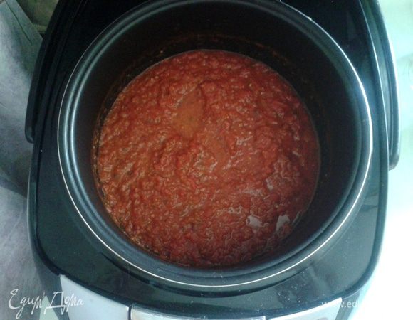 Затем, как советует автор, отправить в печь или в духовку под гриль на 1,5 — 2 часа. Я доверила это дело мультиварке, включив двухчасовой режим тушения. Периодически заглядывала, помешивала и оставляла чуть приоткрытой крышку для выпаривания лишней влаги. Соус получается концентрированный, если слишком кисло, добавьте сахар.
Банки необходимо простерилизовать. Я делаю это в духовке, маленьким банкам достаточно 15 минут при 150°С. Разложить горячий соус в горячие банки и  закрыть прокипяченными крышками (предварительно можно в каждую баночку вылить поверх соуса ложку масла). Перевернуть и укутать банки до остывания. 