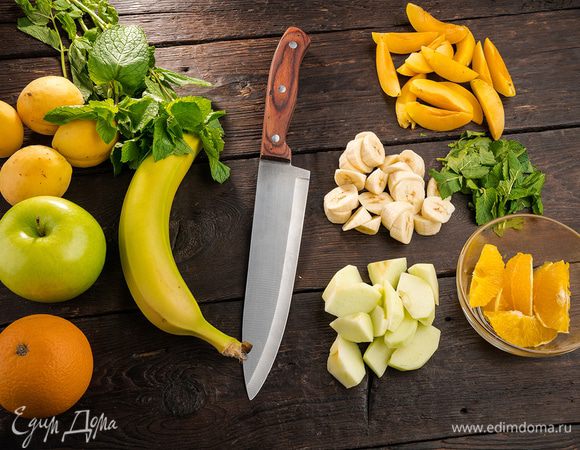 Хорошо промойте изюм и дайте ему высохнуть. Из яблока удалить сердцевину и нарезать крупными кусочками. Банан нарежьте кружками. Апельсин разрежьте пополам и каждую половину еще на 2 части. Очистите от кожуры и нарежьте на средние кусочки.