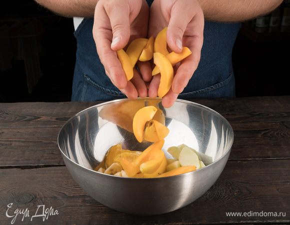 Удалите у абрикосов косточки и нарежьте средними кусочками.
