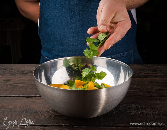 Добавьте в салат изюм и мяту, добавьте абрикосовое масло. Аккуратно перемешайте и подавайте к столу!
