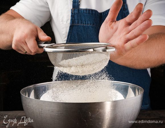 Перемешать 250 г муки с разрыхлителем и солью и просеять все через сито.
