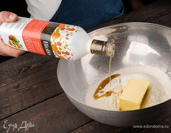 Предварительно охлажденное сливочное масло нарезать небольшими кусочками.
В чаше соединить муку с разрыхлителем, сахар, абрикосовое и сливочное масло, все перемешать. Добавить мускатный орех, корицу, гвоздику и имбирь.