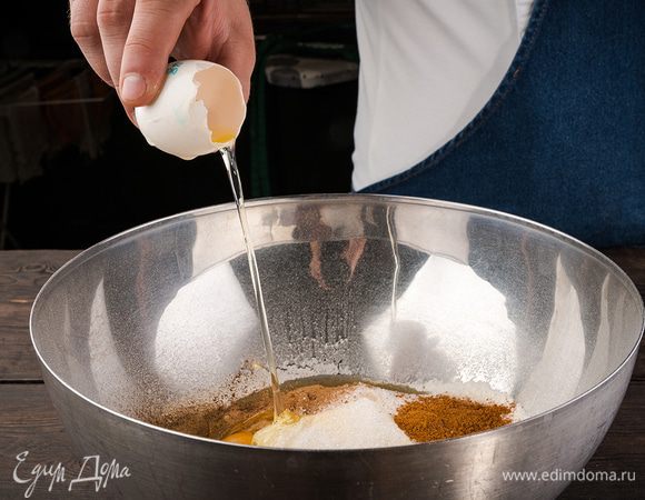 Яйцо разбить в чашу, взболтать ложкой, вылить в тесто и взбить все еще немного.