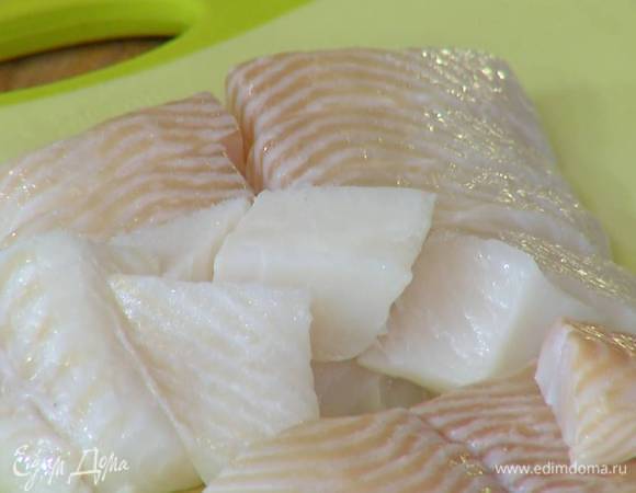Филе палтуса нарезать небольшими полосками.