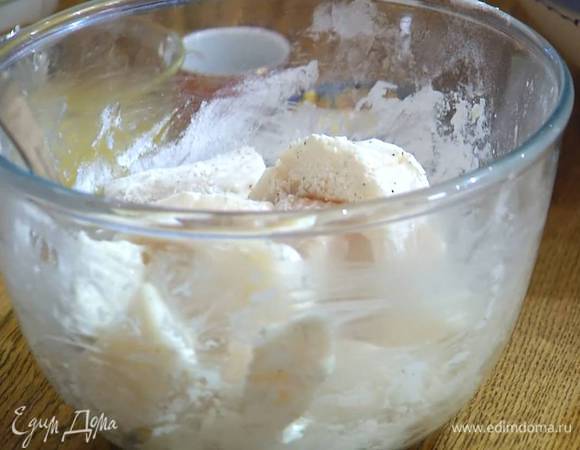 Крахмал перемешать с солью и перцем и обвалять в этой смеси кусочки рыбы.