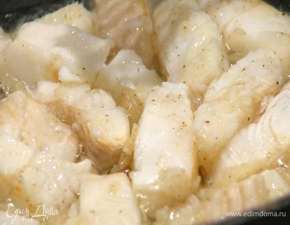 Разогреть в сковороде вок оливковое масло и обжаривать палтус со всех сторон до появления золотистой корочки.