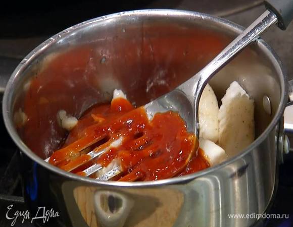 Горячую рыбу переложить в сотейник, залить соусом, перемешать и поместить на огонь.