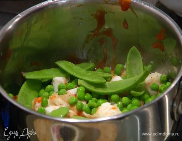Добавить к рыбе зеленый горошек, стручки гороха и еще немного прогреть.