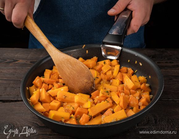 Тыкву и батат моем, батат очищаем, режем кубиками. Добавляем овощи к луку и обжариваем в течение 5 минут. Перекладываем все овощи в кастрюлю и добавляем помидоры, апельсиновый сок и воду, доводим до кипения, солим, перчим, уменьшаем огонь, накрываем кастрюлю крышкой и варим до готовности овощей (примерно 25–30 минут).