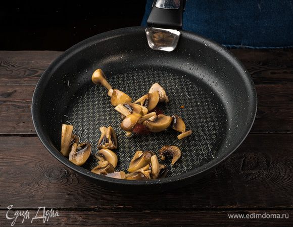 Шампиньоны необходимо почистить, нарезать и поджарить. 