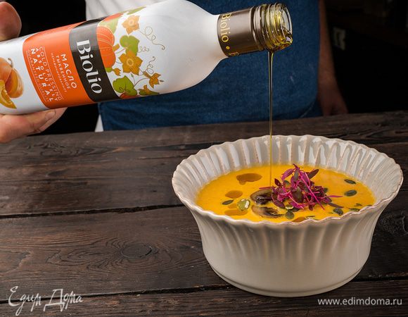 При подаче суп можно украсить жареными шампиньонами и тыквенными семечками.