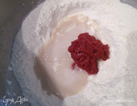 В красное тесто идет немножко меньше воды, но добавляется томат. Остальной процесс замеса теста одинаков. 