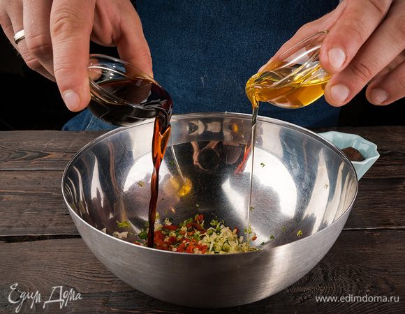 Приготовить маринад: перемешать мисо-пасту, имбирь, перец чили, чеснок, цедру и сок лайма, соевый соус и мед. Добавить тыквенное и рисовое масло, щепотку соли и еще раз все перемешать.