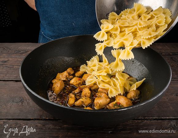 Обжарить в сковороде вок кусочки курицы вместе с маринадом, добавить макароны, все перемешать.