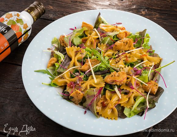 Листья салата выложить на блюдо, а на них макароны с курицей. Подавать охлажденным.