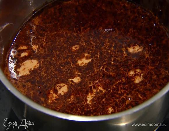 Молоко влить в небольшую кастрюлю, добавить кофе, все перемешать и довести до кипения.