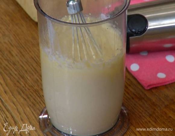 Желтки соединить с сахаром, добавить половину рисовой муки, перемешать и взбить блендером с насадкой-венчиком. Затем добавить оставшуюся муку и взбить все в пышную массу.