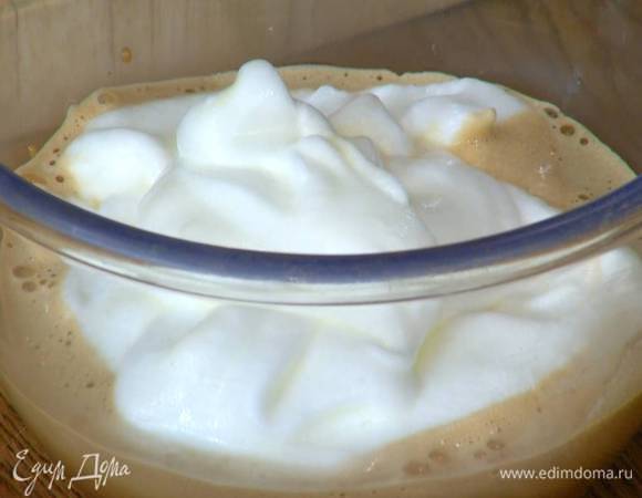 Белки взбить блендером с насадкой-венчиком в пену, ввести в молочно-желтковую массу и вымешать все венчиком.