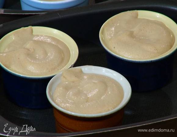Разлить суфле в небольшие керамические формочки.
