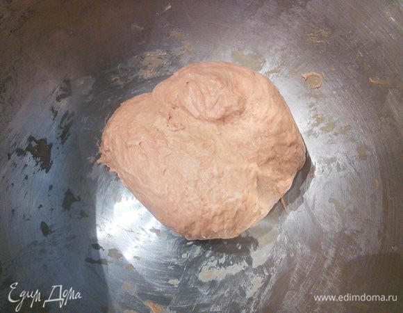 Так же накройте миску пищевой пленкой и поставьте в тёплое место на расстойку на 1 час. Тёплым местом у меня является подогретая до 20°С духовка. 