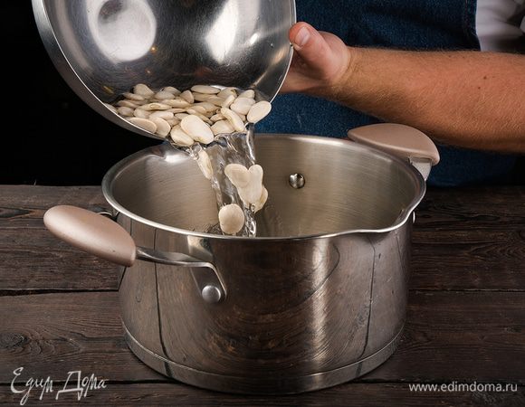 Духовку предварительно разогреть до 240°C. Фасоль предварительно замочить (лучше на ночь), а затем отварить до готовности на медленном огне.