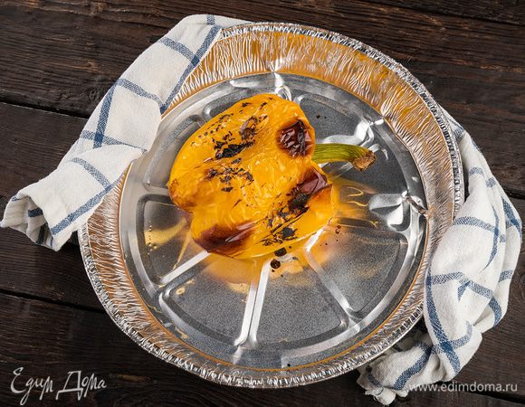 Запечь перец целиком в духовке в течении 10 — 12 мин. Затем очистить его от кожуры и косточек.