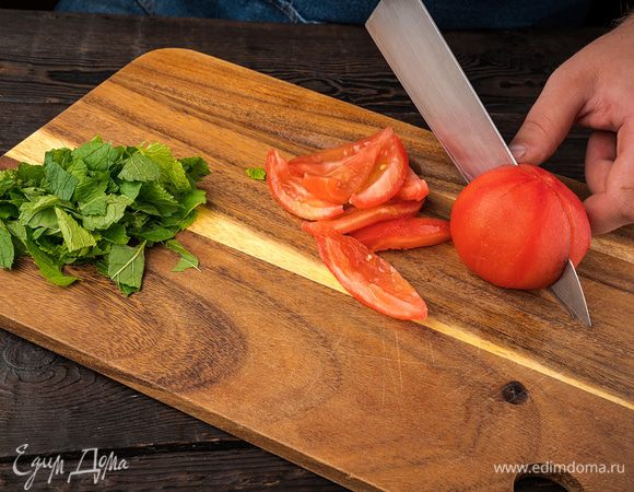 Листья базилика и мяты мелко порубить. Помидоры обдать кипятком, затем опустить в холодную воду и снять с них кожицу, мякоть крупно нарезать.