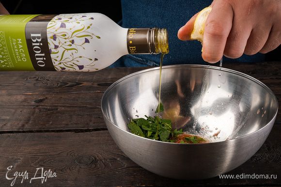 Помидорный сок смешать с льняным маслом, добавить щепотку соли, базилик, мяту и лимонный сок. Перец, фасоль и помидоры смешать с руколой, полить заправкой.