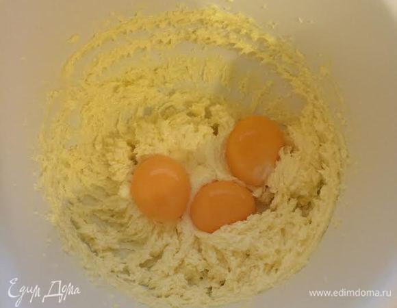 Тесто: взбить масло с сахаром, солью и ванильным сахаром. Добавить желтки и еще раз хорошо взбить.
