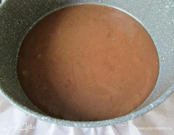 Вылить тесто в разъемную форму (20 см).
И выпекать в разогретой до 160°С  духовке 10 — 12 минут.
Может быть и больше, ориентируйтесь по своей духовке.